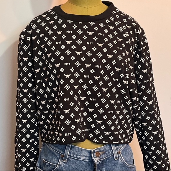 Black and White Patterned Cropped Sweater - Picture 3 of 6